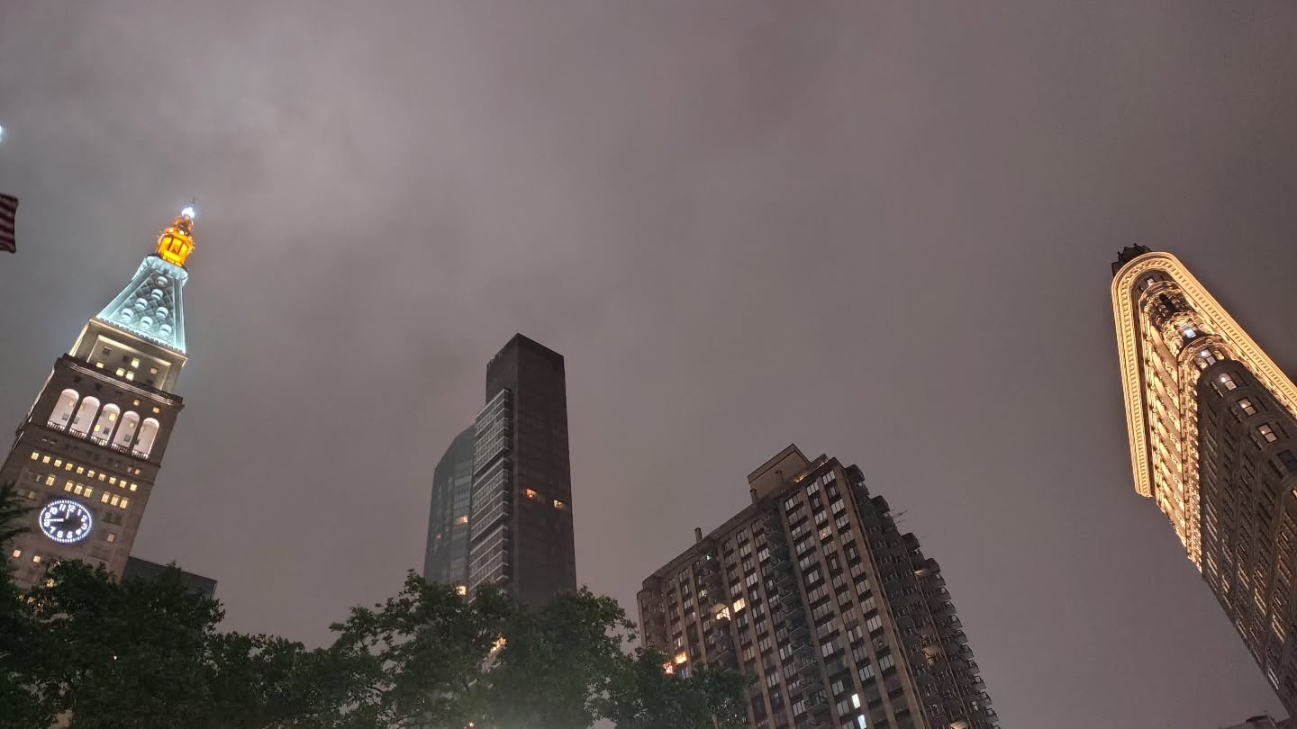 Ndërtesat e New Yorkut nën qiellin e mbrëmjes